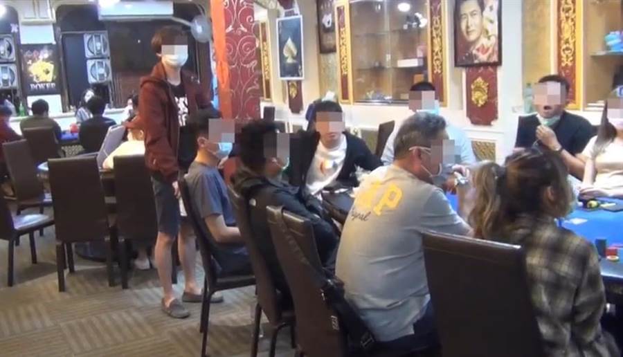 高市衛生局強調,表面功夫無助於防疫。警方攻堅影片顯示,有賭客(右二)甚至故意扯下口罩,也讓賭場防疫陷入危機。(高市鹽埕警分局提供/袁庭堯高雄傳真)
